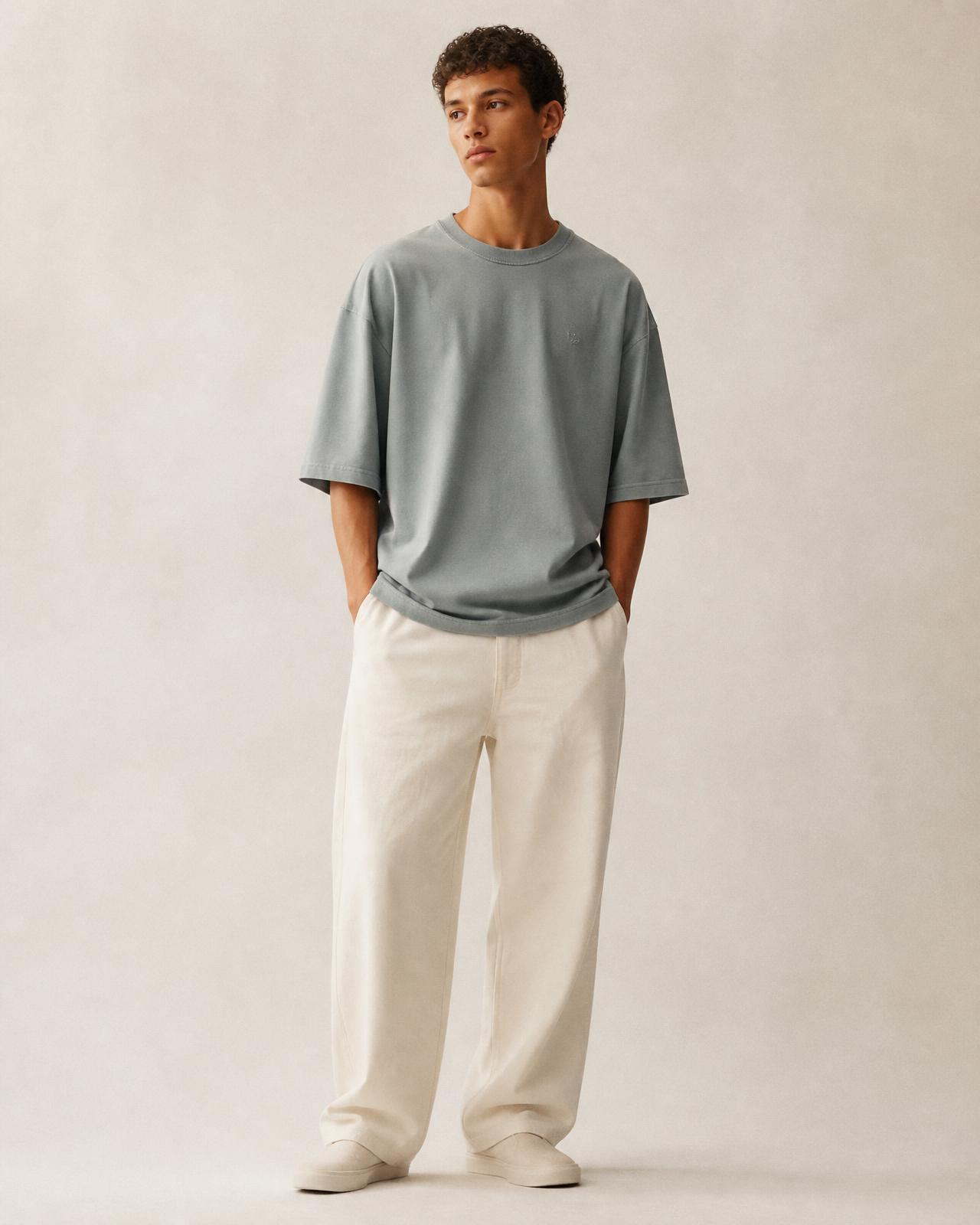 Silhouette oversize en coton : t-shirt à épaules tombantes, signature ASCII fine autour du col et petit signe brodé au cœur